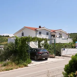 https://guesthouse-aria.hotels-in-trogir.com