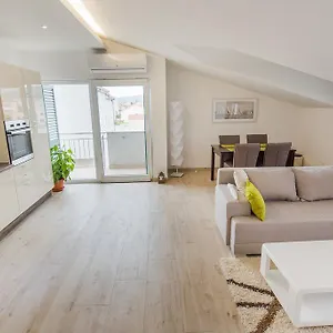https://apartment-grabovac.hotels-in-trogir.com