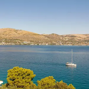 https://apartments-tatjana-okrug-donji.hotels-in-trogir.com